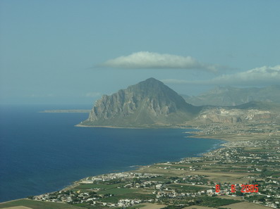 Вид на залив и долину. Гора Сундучок. Сицилия. Италия